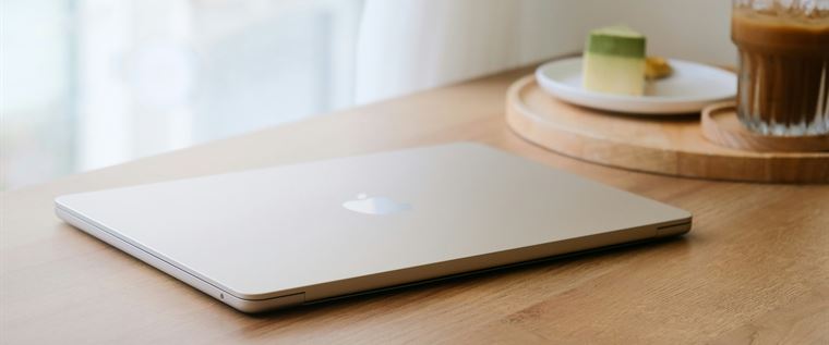 Ein geschlossener Laptop auf einem Holztisch